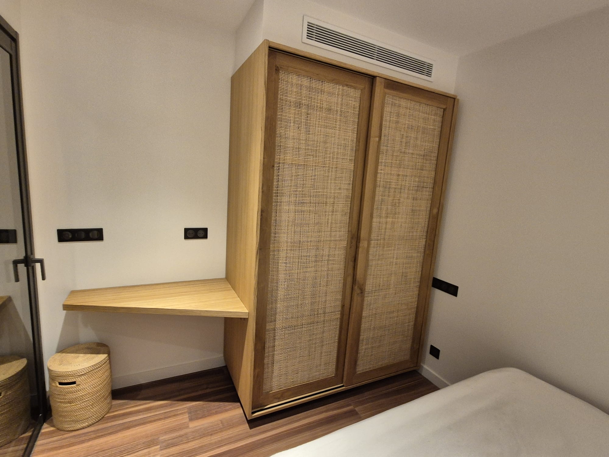 Dressing et placard sur mesure en bois et cannage