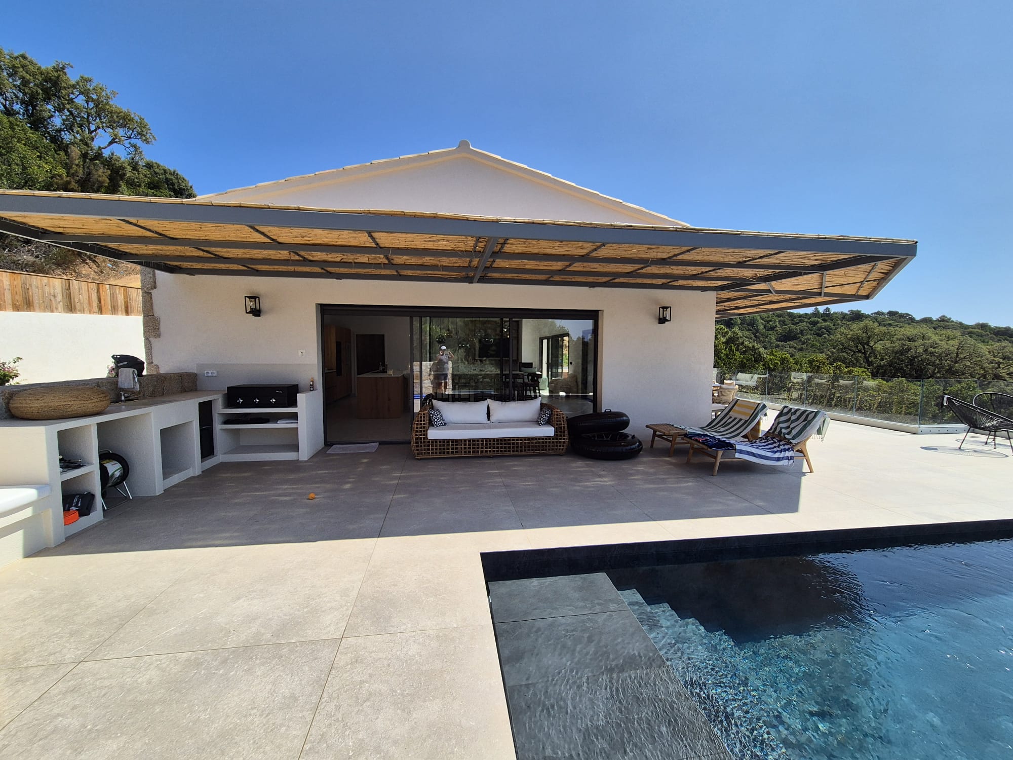 Pergola et terrasse au bord de la piscine