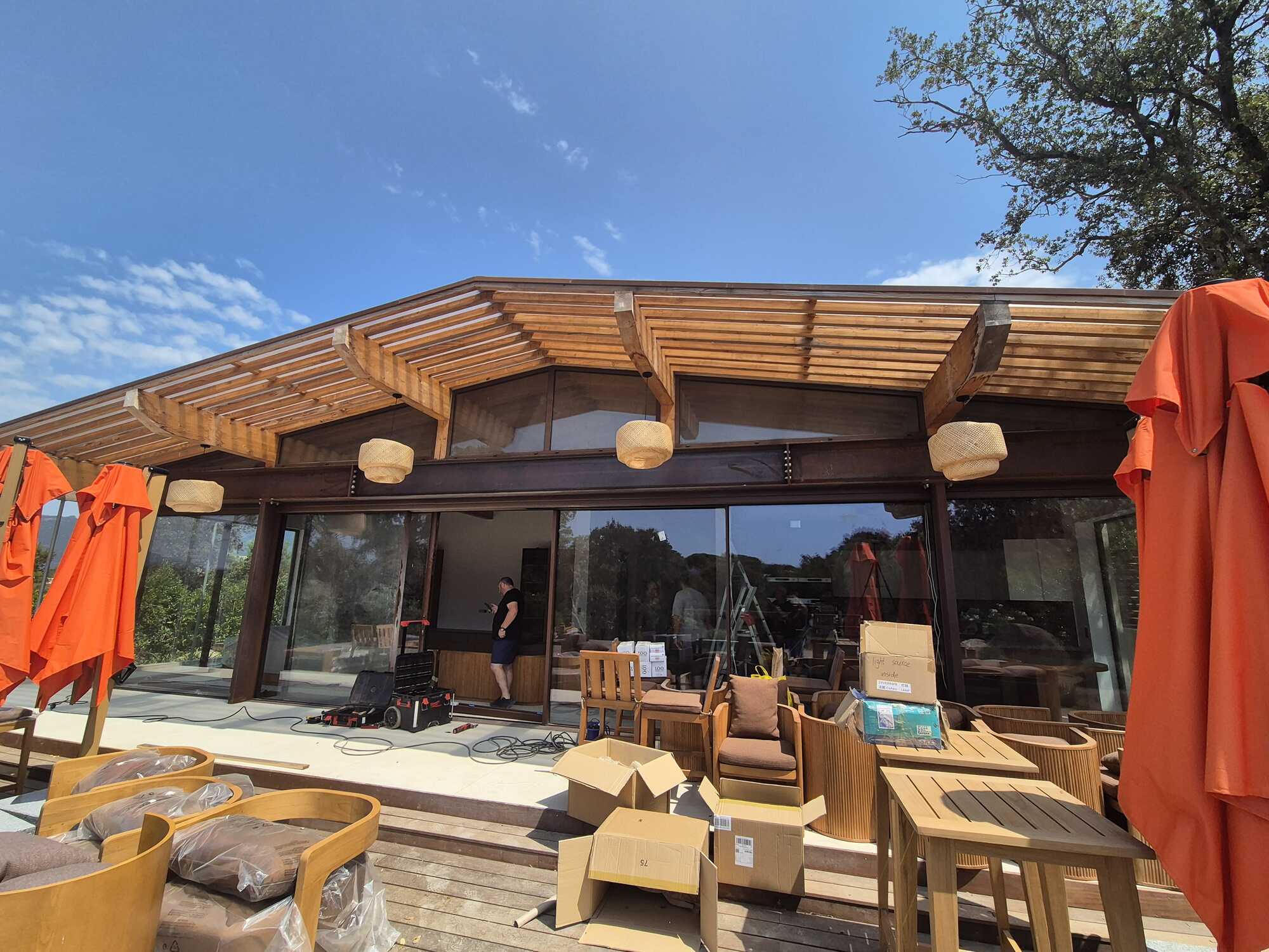 Terrasse couverte et espace de vie extérieur en Corse